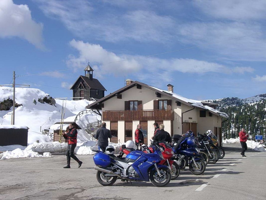 motorosok a Valles-hágón