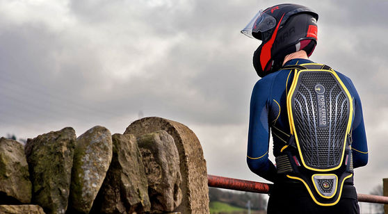Új KRESZ: kiderült, pontosan mit kell viselnünk „Kötelező Motoros Védőfelszerelésként”