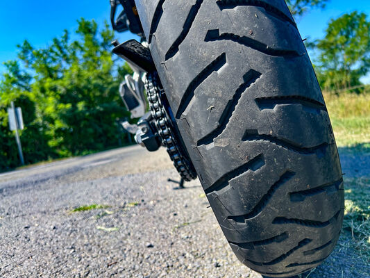 Mély, fogas bordák, nagyon "Adventure". De ez sokat nem segít ha az aszfalt vizes....