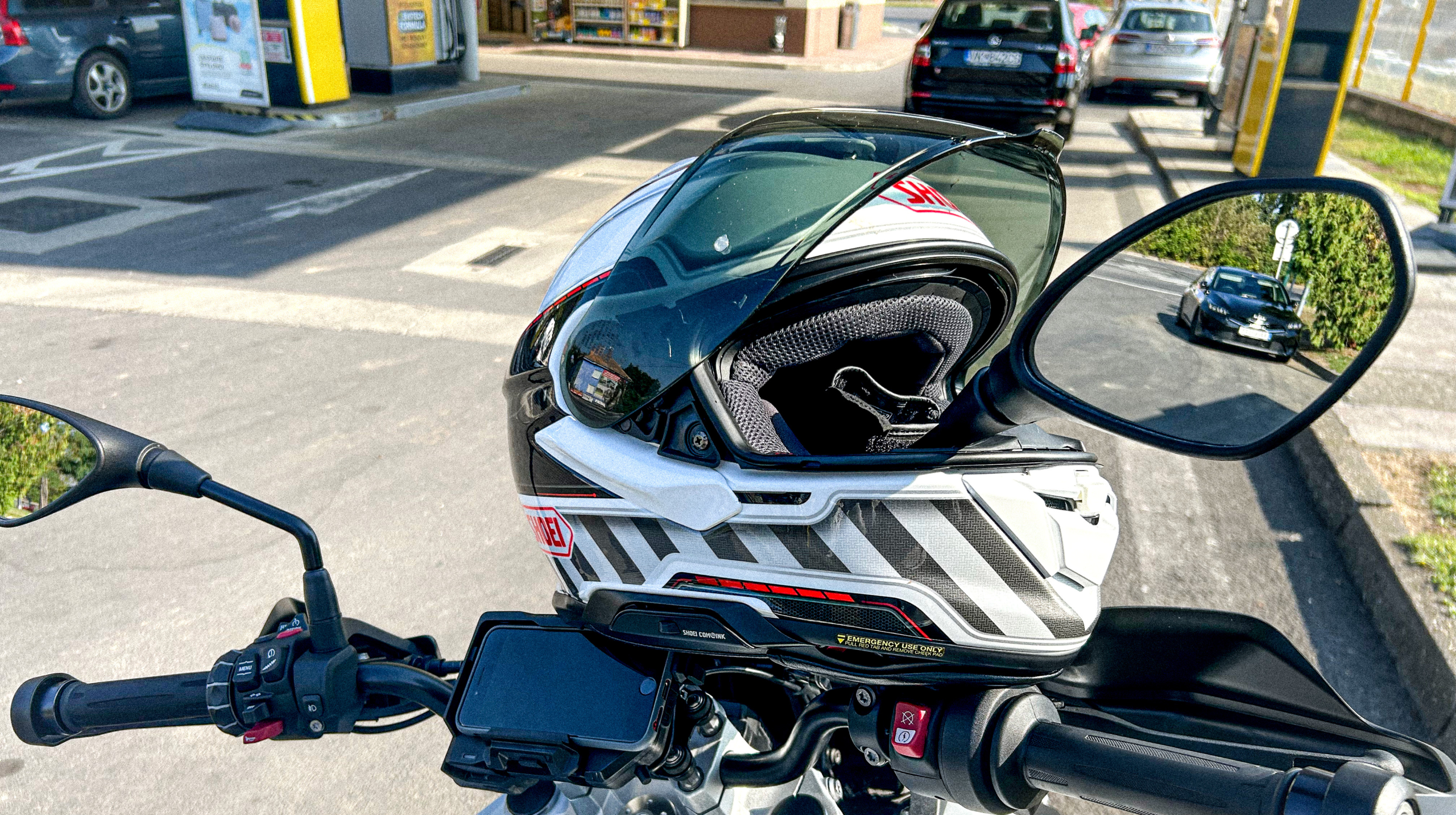 Ha így teszed amotorra sosem fog a sisakod véletlenül leesni.