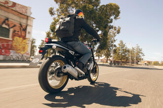 2025-Yamaha-XS125SV-EU-Legend_Silver-Action-005-03