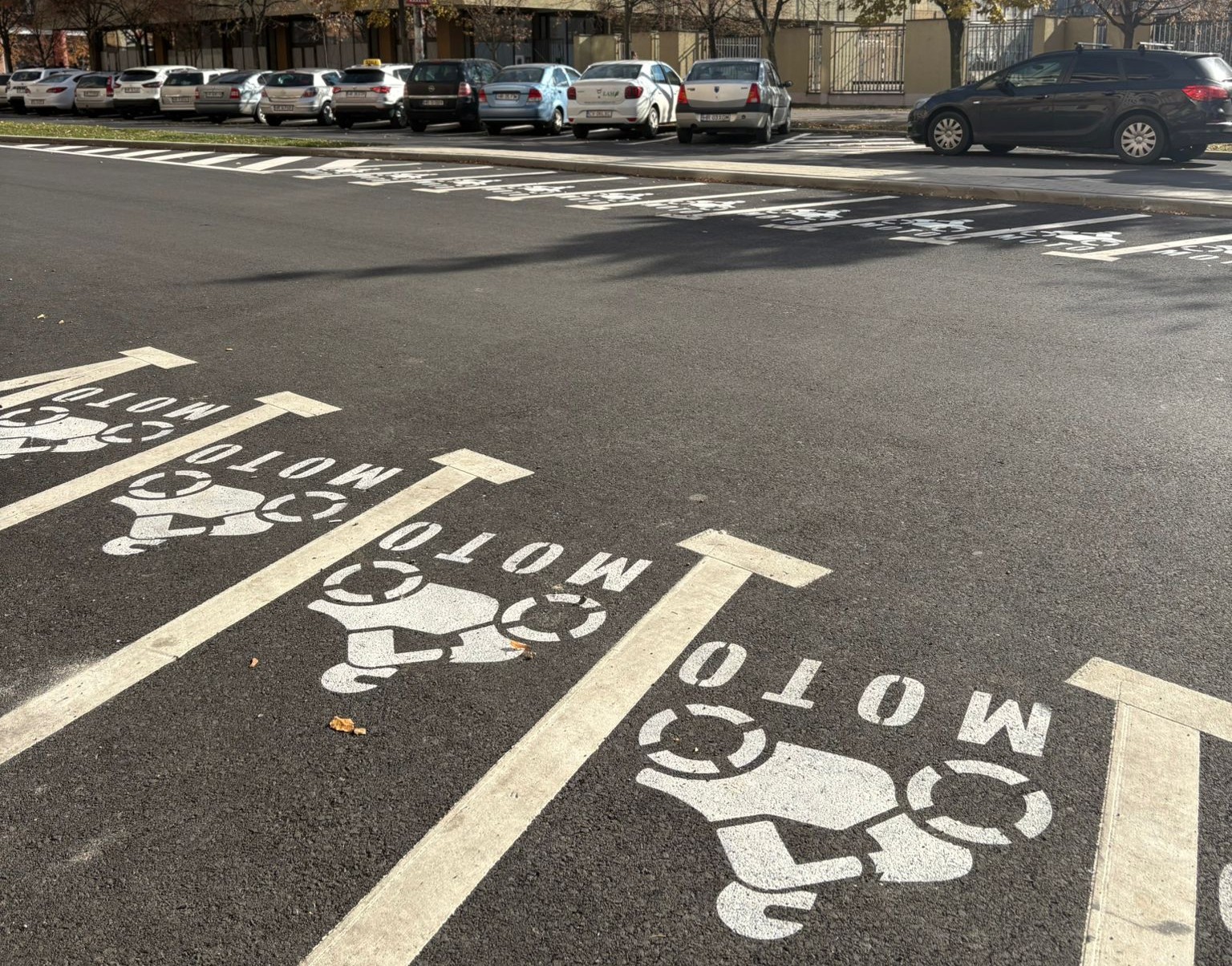 Csaknem száz motorosparkoló épül… mégsem örülnek a helyi motorosok