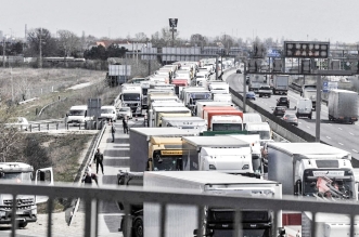 m1 torlódás kamion pihenőidő