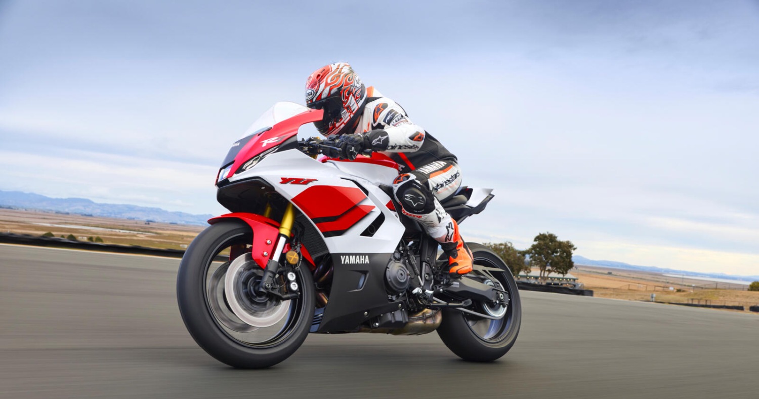 Az R1 technikájával érkezett a vadonatúj Yamaha R7