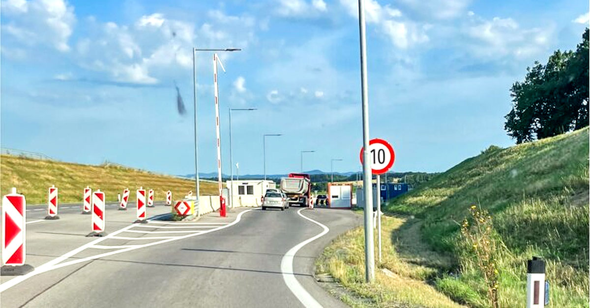 Vége a pénzbeszedésnek – eltűnt a 10 km/órás tábla és a traffipax