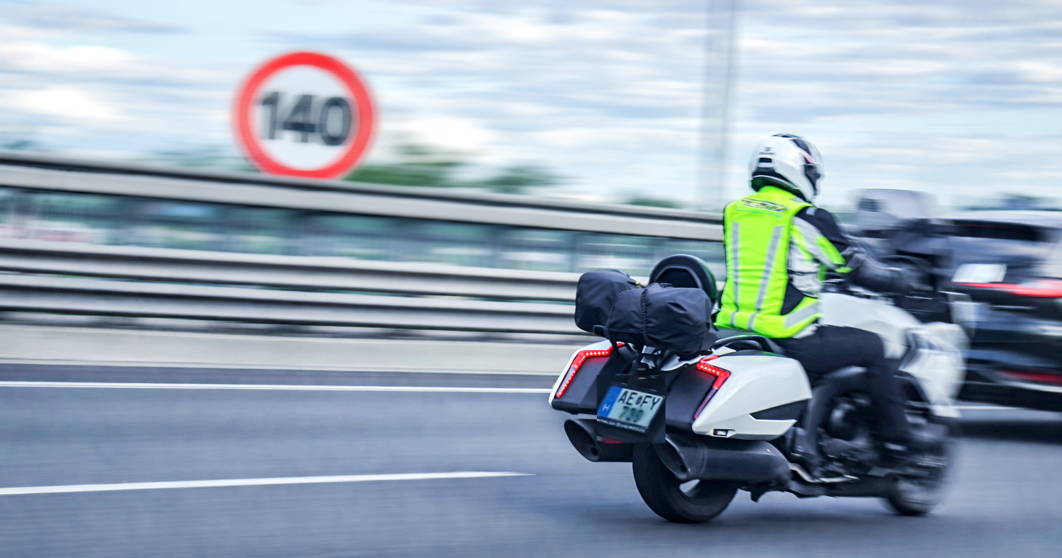 Mit jelent, hogy „az új KRESZ szerint 140-nel mehetek autóúton?”