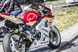 új kresz járdán parkolás motorral