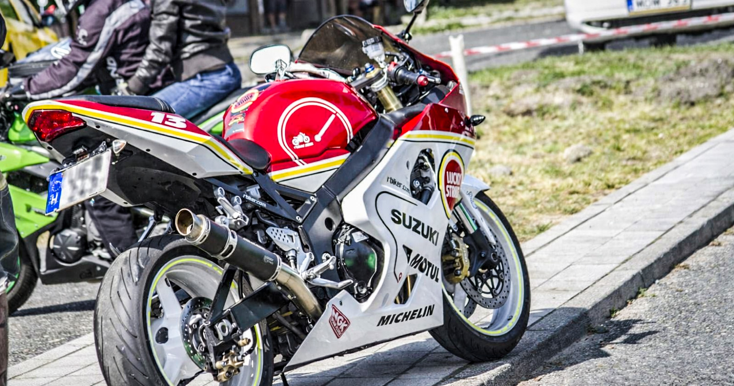 Új KRESZ: mégsem vonatkozik minden motorra a járdán parkolás korlátozása