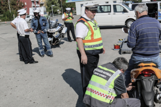 motorkerékpár járdán parkolás új kresz