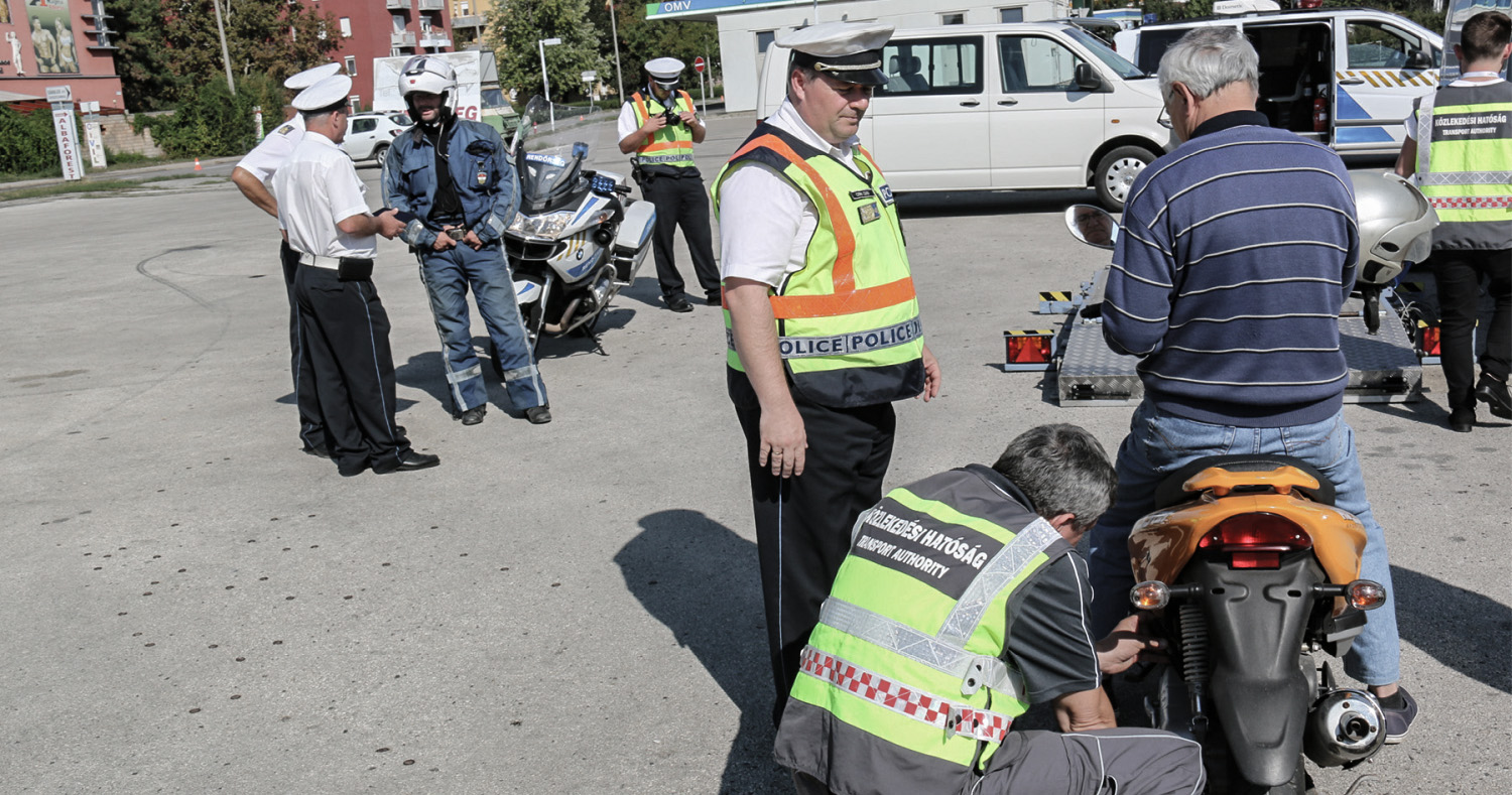 Új KRESZ: a szakértő szerint „korrigálják a motorok járdán parkolását”