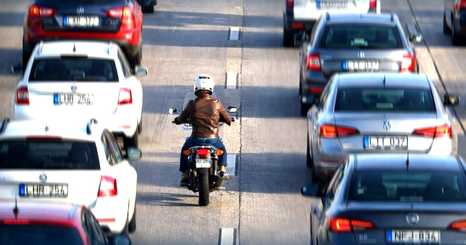 Videó: a Kreszprofesszor, Pető Attila elemzi az új motoros szabályokat