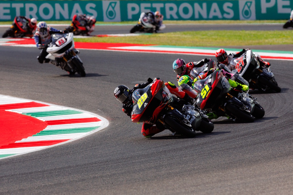 MotoGP-győztes pilóta csatlakozott az új versenysorozathoz