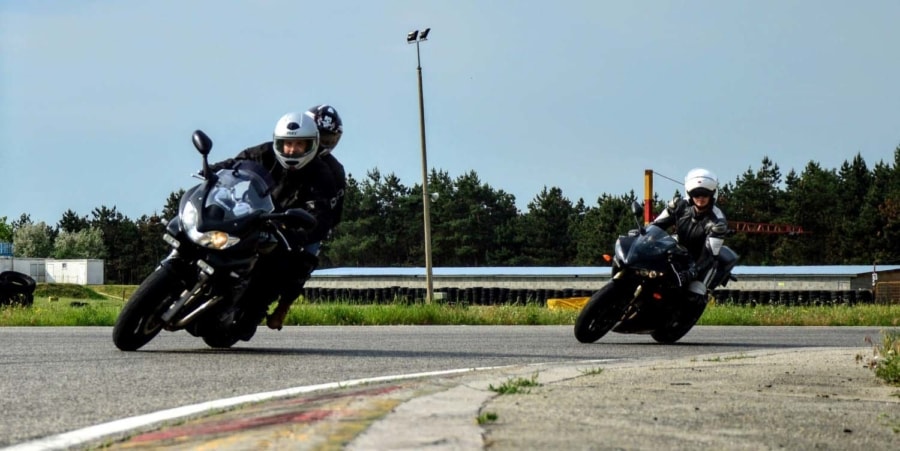 A motorozás szezonális elfoglaltság, így még inkább szükséges az elméleti és gyakorlati önképzés - legyen az pályázás vagy egyszerű vezetéstechnika