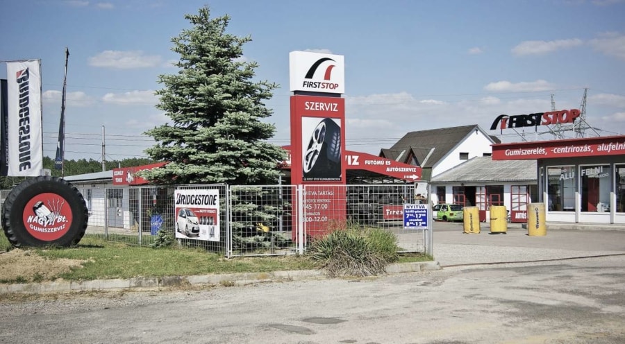 A kezdeti kis sufni helyett ma már egy látványos szerviz fogadja a betérő motorosokat