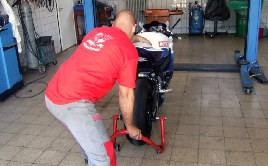 Nincs lazsálás, de kapkodó mozdulat sem - a szerelés minden lépése hozzáértésről tanúskodik