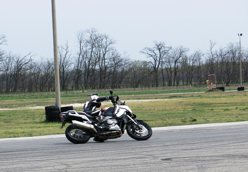 A majdnem hárommázsás túraenduró is a lábtartóit karistolva szaladt körbe Kakucson. A meglepetés, hogy nem valami puha pályagumi, hanem a tartósságáról híres Pilot Road 4 volt rajta - úgy tűnik, a Michelinnél megint alaposan beletaláltak az anyagkeverékbe...
