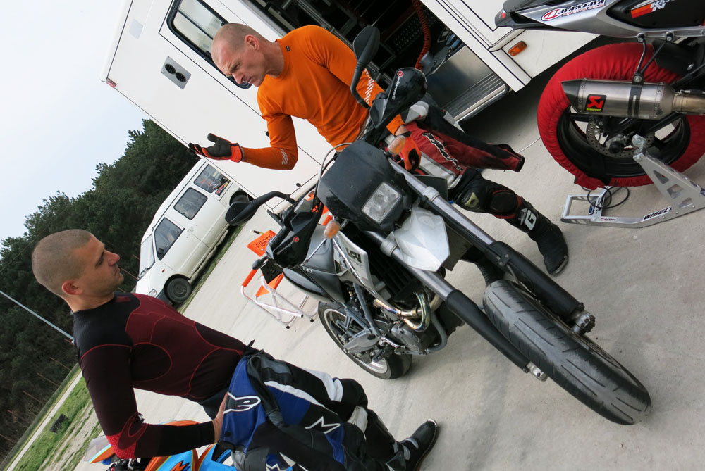 Kupaktanács a KTM felett: az arcokat elnézve még sok munka vár ránk...