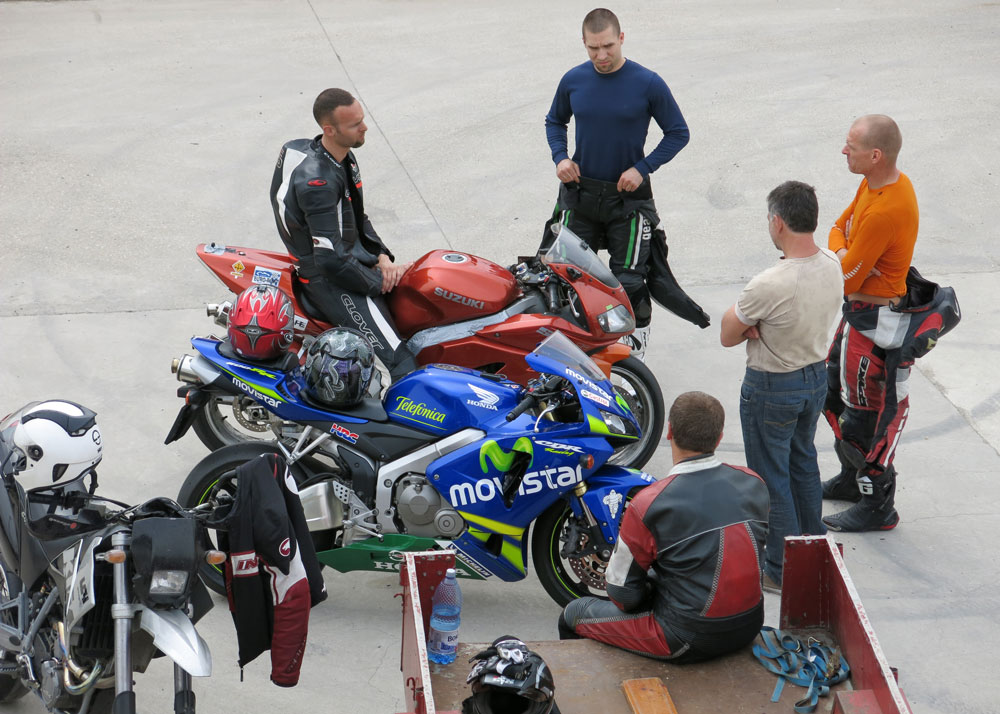 Szinte állandó sürgés-forgás volt a depóban, sokan eljöttek az idei első motoros napra