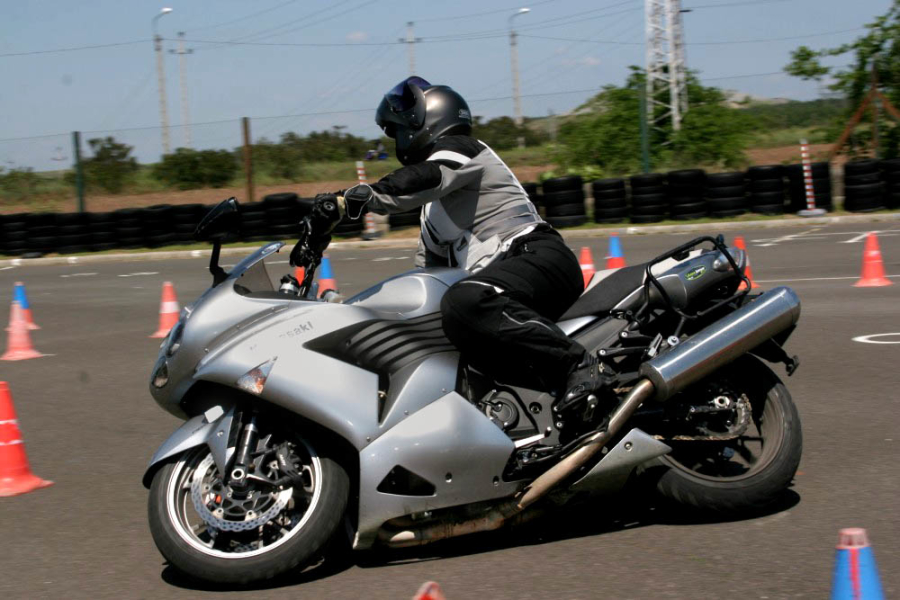 Lám, egyesben, lépésben haladva is le lehet dönteni a motort, még ha ez elsőre ijesztőnek is tűnik