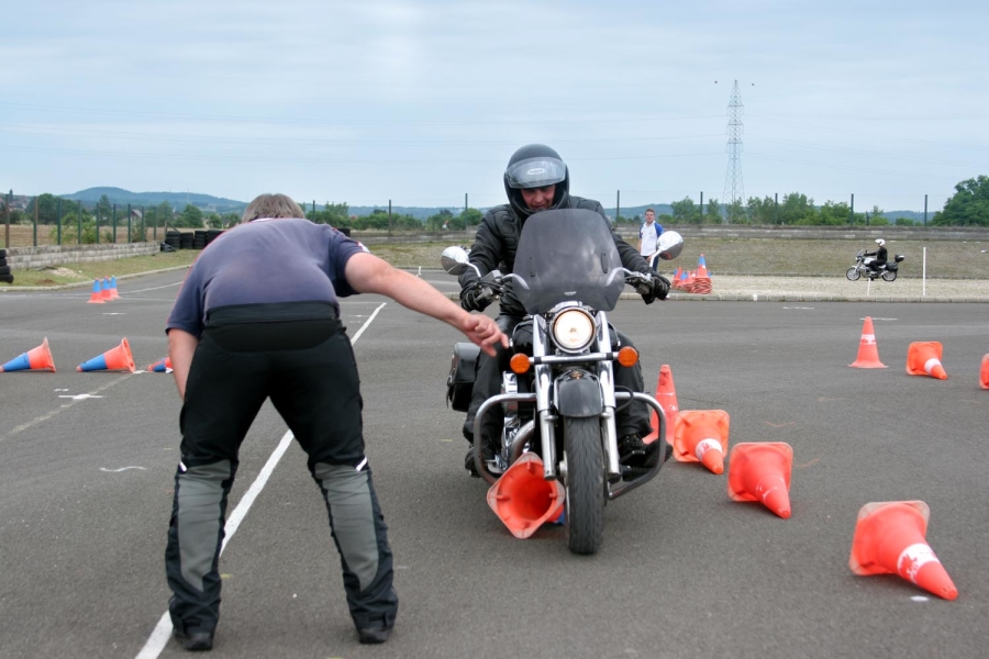 A hirtelen irányváltás nem mindig sikerül tökéletesen, de a tévesztés nem okoz kárt sem a bójában, se m a motorokban