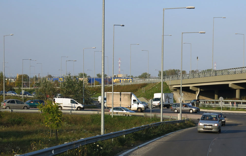 Észak felől teljes káosz, nyugatról csak szimpla torlódás. Bent pedig egy duplasávos körforgalom, amiből egy sávot lezártak, "nehogy baj legyen"...