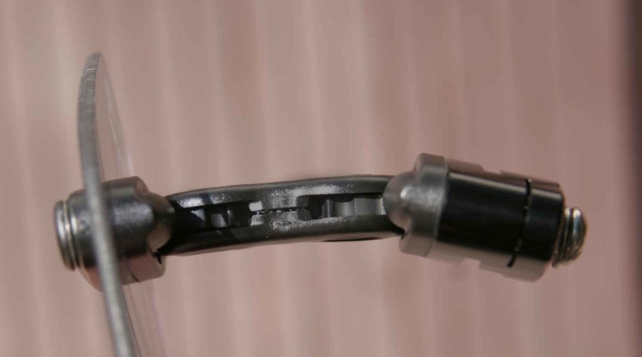 A mechanizmus lelke - a műanyag fülek alatt található rugók és a csuklók segítenek az alkatrész mozgatásában
