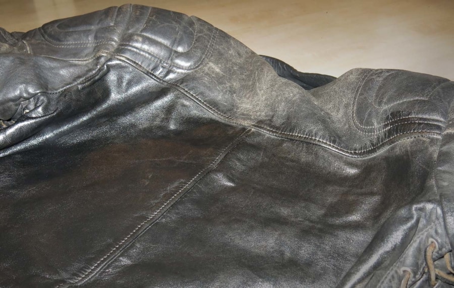 A háta csak egy réteget kapott, de már így is tisztán látszik, mennyivel szebb, mint a még kezelésre váró vállrész