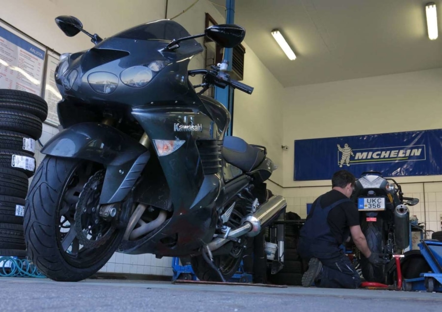 A motor harcra kész, de mi történik a háttérben? Igen, a másik ZZR is hamarosan új abroncsot kap...