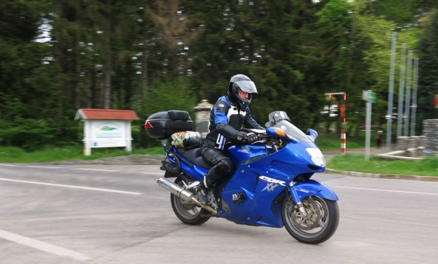 Sok csomag, nem kevés erő, de a Roadtec nem téveszt - erőteljes kigyorsítás és komoly fékezés közben sem jelentkezik bizonytalanság