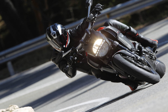 Ducati Diavel kanyar