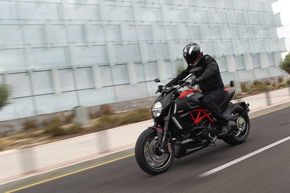 Ducati Diavel egyenes
