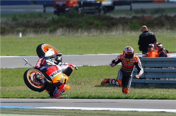 IMG_hegylakok_2011-stoner-aoyama-dovizioso-crash-assen-motogp