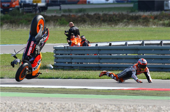 IMG_hegylakok_2011-stoner-aoyama-dovizioso-crash-assen-motogp