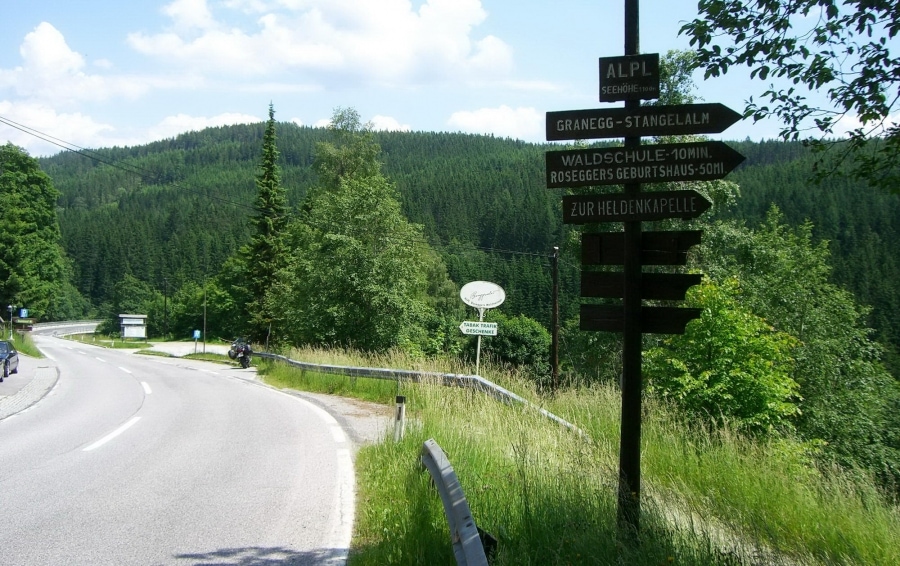 Az azonos nevű hágóhoz felvezető Alplstrasse 