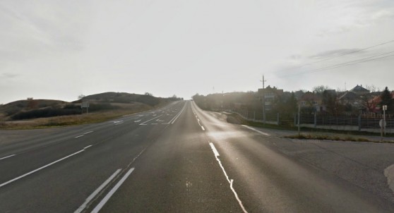 Nem az első motoros incidens ez a híres-hírhedt négysávoson, ahol gyakoriak a derékszögben betorkolló utak... 