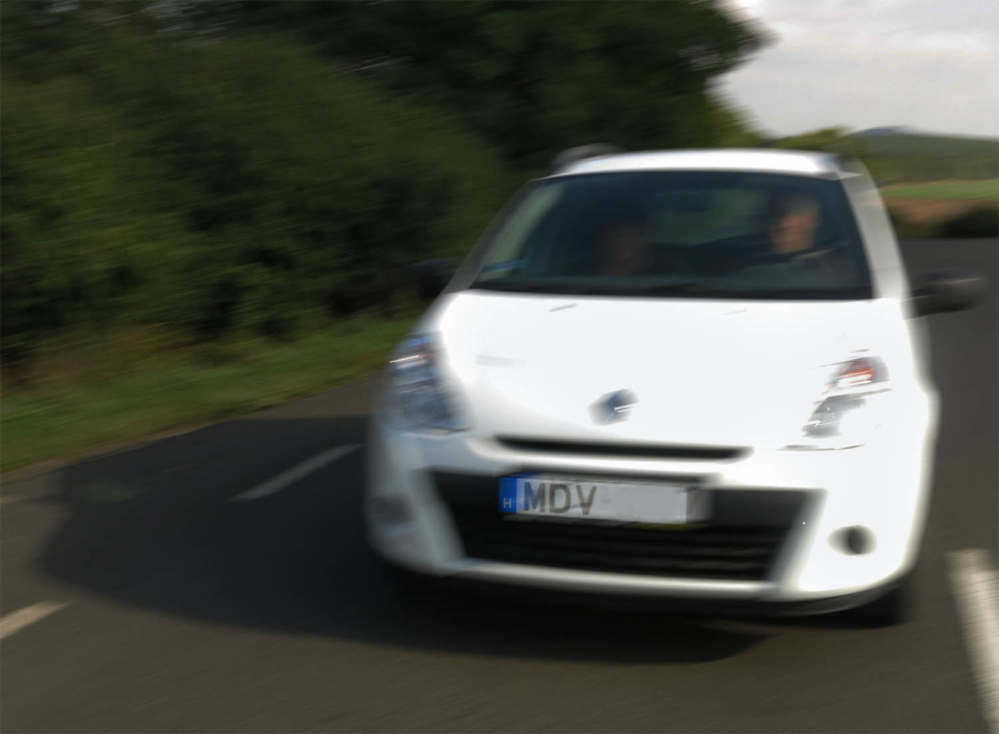 Vajon hány évre és mennyi bizonyítékra van még szükség, hogy az autóvezetőkből kivesszen "a motoros túl gyorsan jött" reflex?