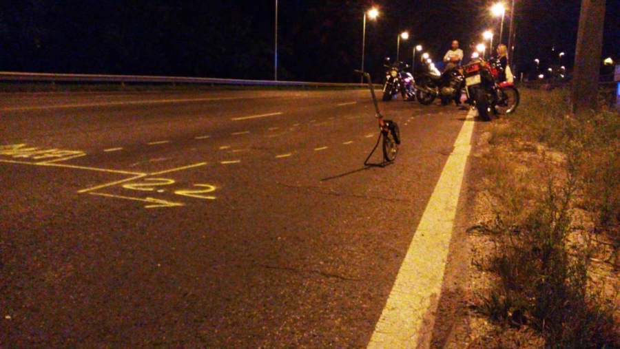 Árulkodó nyomok: itt valaki egy autóval vészfékezett, majd sorban utána a motorok egy nyomon futó gumicsíkjai...