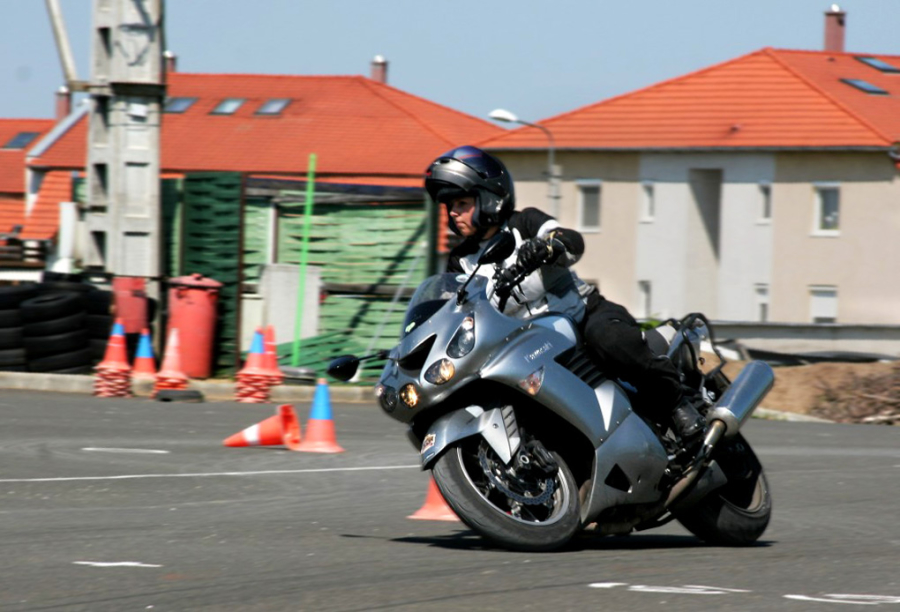 Még hogy egy nagyibb parkolónyi területen nem lehet tempót menni... A bójázás nem csak egyensúlyozásból és lassú irnyváltásokból áll, legalább is a Hungária Rendőregylet képzésein biztosan nem 