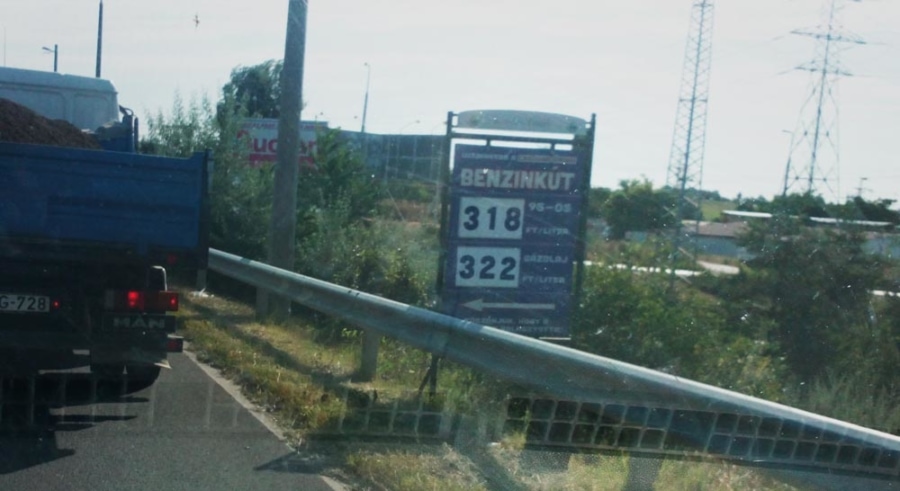 Megint közelítünk a háromszázas szinthez! - küldte üzenetben olvasónk, Keller Péter, aki a 7-es út fővárosi bevezetőjén bukkant olcsó üzemanyagforrásra. Köszönjük a képet!