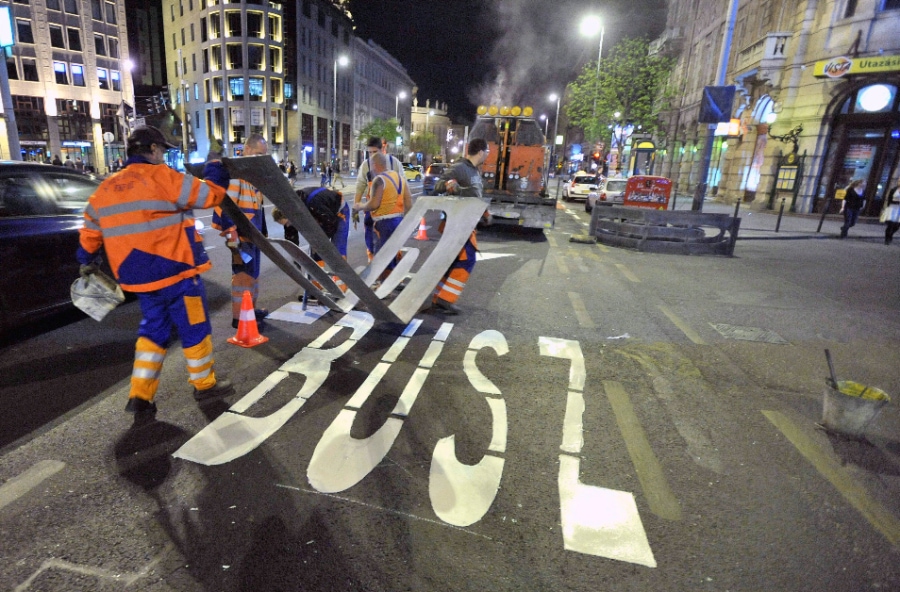 Hasznos és biztonságos a buszsáv használata a motorosok számára - derült ki a kutatásból (Kép: Máthé Zoltán, MTI)