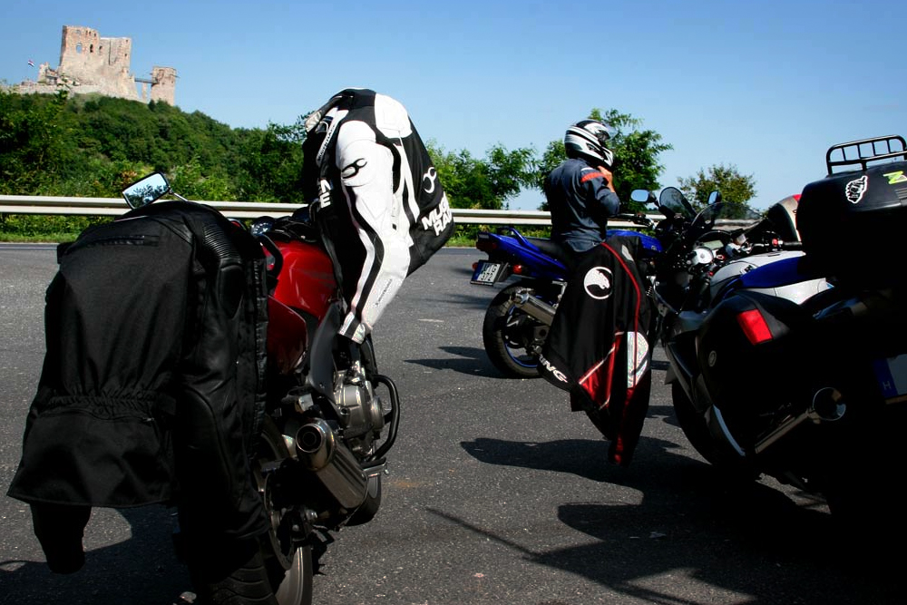 csesznek-motor-olajfolt