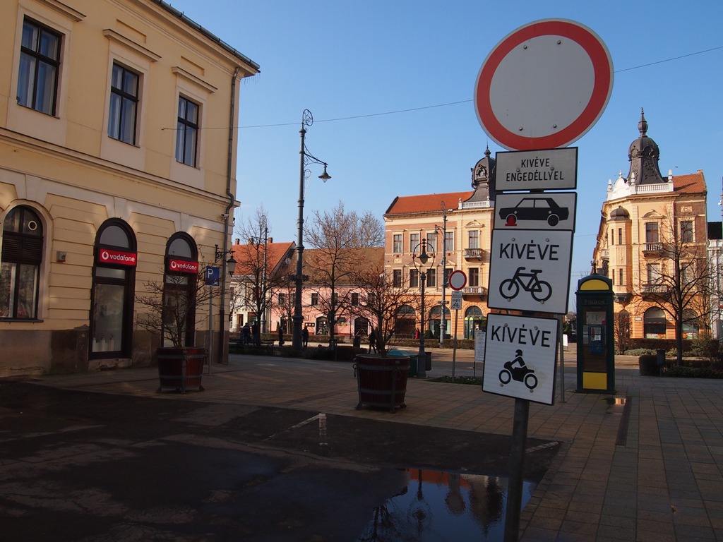 Debrecenben csak pár motoros képviselő kellett, hogy jobbá tegyék a kétkerekűek életét. Fogadjunk, hogy a Parlamentben is ül jó pár motor tulajdonos - érdemes lenne felkeresni őket!