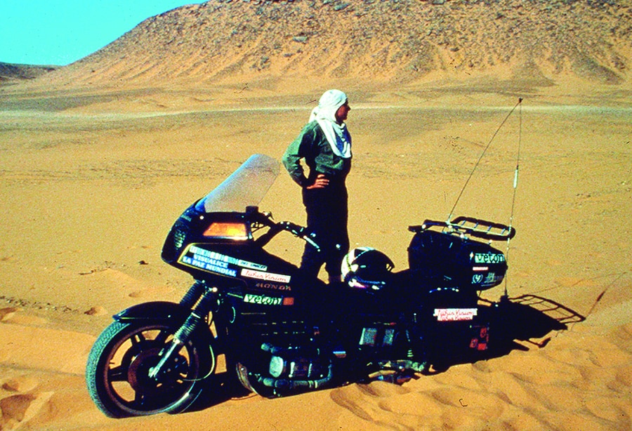 ...míg a sivatagban az üzemanyag és az utak hiánya nehezítette Scotto dolgát. Visszaemlékezéseiben azt írja, a Szahara volt a túra mélypontja, amikor a 400 kilós motor szinte méterenként süllyedt el a homokban