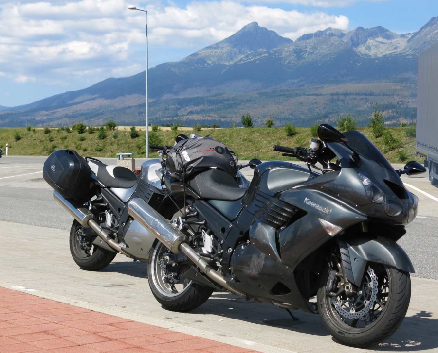 Ritka pillanat - pihenő a szlovák autópálya parkolójában. Ezúttal is csak 20-30 kilométer erejéig hajtottunk fel, hogy elkerüljük a traffipaxokkal alaposan telezsúfolt falvakat