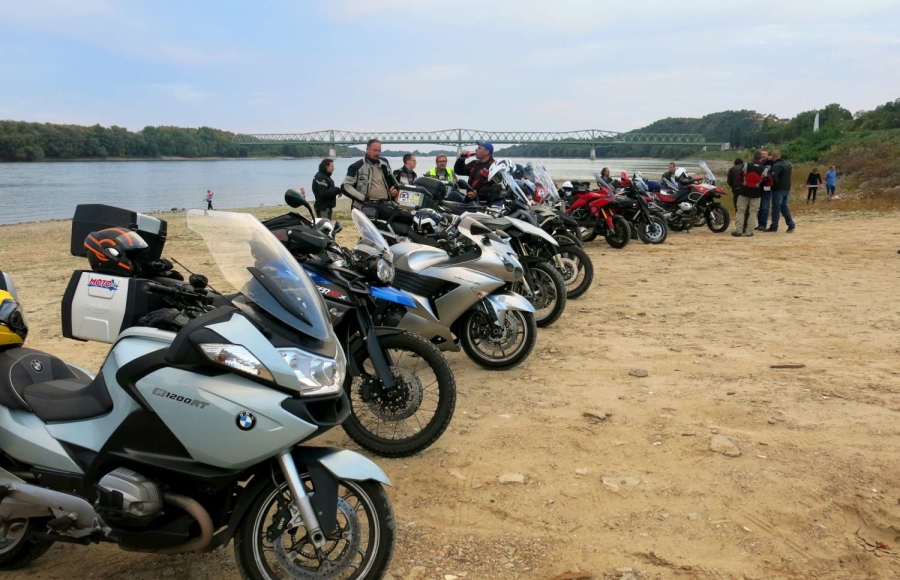 Ugyan a ZZR-ben nincs kipörgésgátló, így sem jött zavarba a sokszor poros, nedves - és néha aszfaltot is nélkülöző - MOTOzin BMW túrán