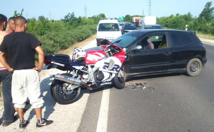 Amíg sofőrök irányjelzés nélkül, a körforgalomtól száz méterre (!) megfordulnak egy kivilágított, kétmázsás motor előtt, aligha az a legnagyobb gond, hogy valaki a relatív gyorshajtás bűnébe esik...