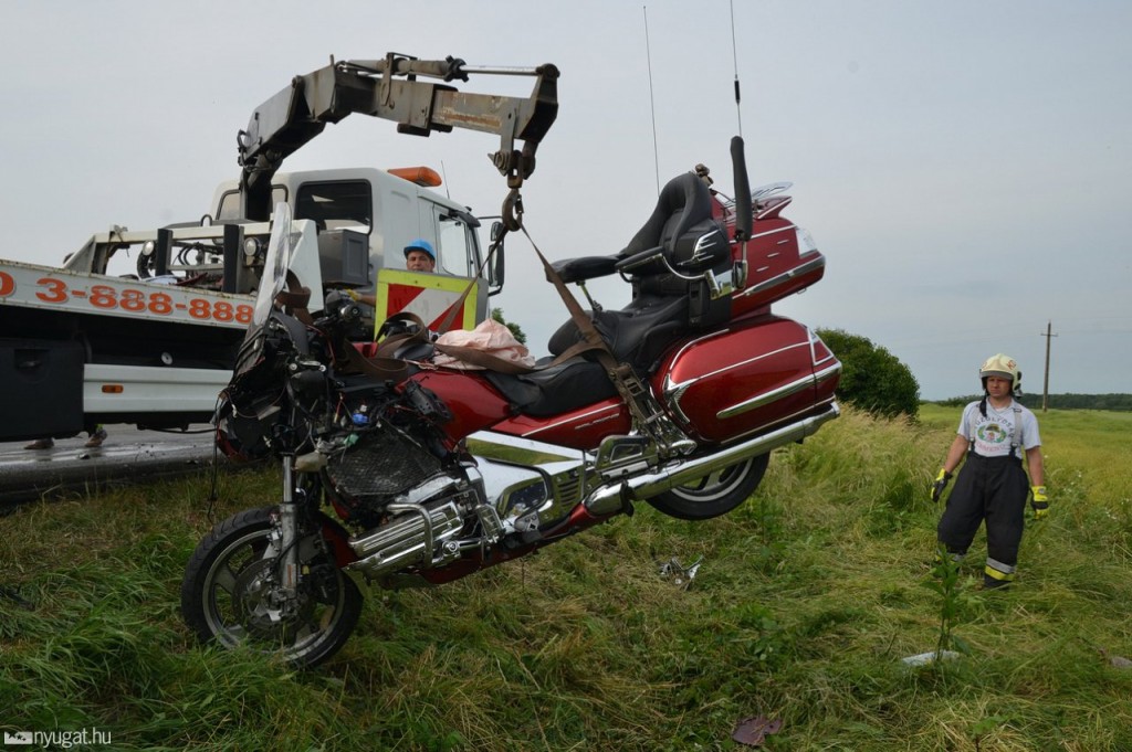 Az egyik motor egy légzsákkal felszerelt Honda Gold Wing volt, s könnyen lehet, a motorokon ma még egyedülálló extrának köszönheti a tulaj, hogy életben maradt az ütközéskor... (fotó: Tánczos Gábor/Veol.hu)