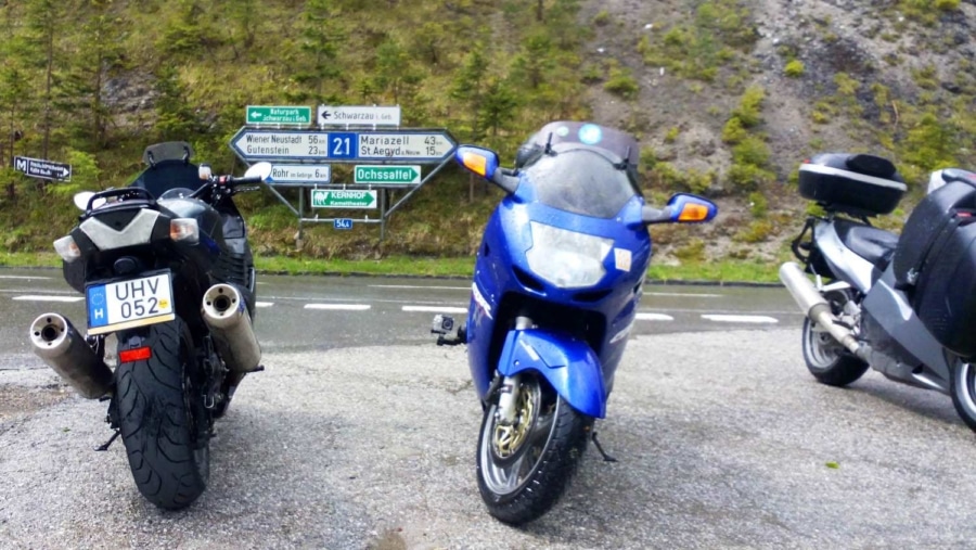 Az iGT technológiát a nedvestapadás fokozása érdekében fejlesztettük ki - nyilatkozta Andy a RoadSmart korábbi bemutatóján. A téliesre alakult túra után bátran állíthatom, hogy ez nem üres mellébeszélés volt...