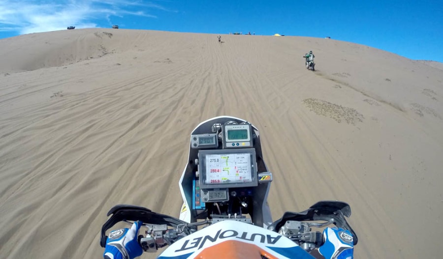 Gyenes Emanuel a dűnék között (kép: Gyenes Emanuel/Facebook)