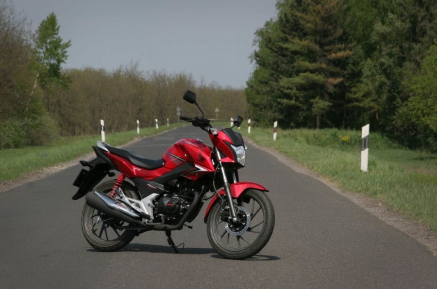 A kis Honda ideális futármotor, ám a gumijairól ugyanez már nem mondható el...